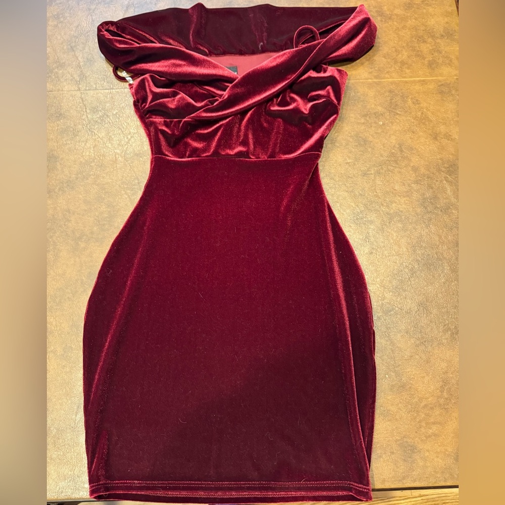Windsor Velvet Off-Shoulder Bodycon Dress – Size Small (Tag Missing)